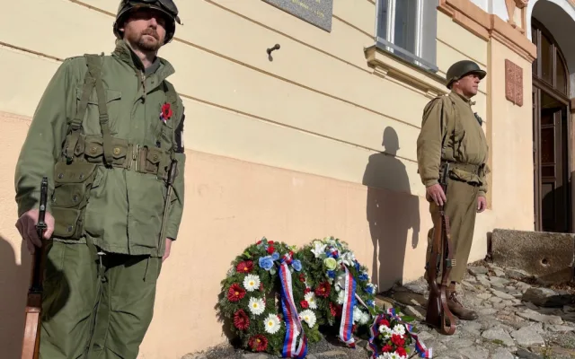 Vzpomínka na deset amerických letců, zahynuli v únoru 1944 v sestřeleném bombardéru poblíž Nepomuku