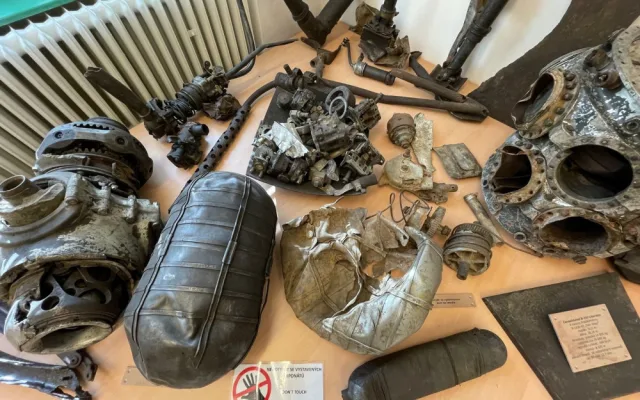 Vykopané trosky sestřeleného bombardéru v expozici nepomuckého muzea