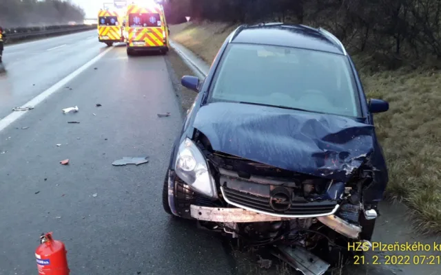 Nehoda tří aut ochromila provoz na dálnici D5 ve směru na Rozvadov