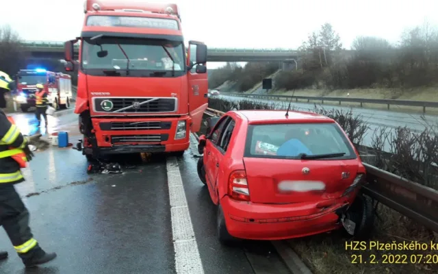 Nehoda tří aut ochromila provoz na dálnici D5 ve směru na Rozvadov
