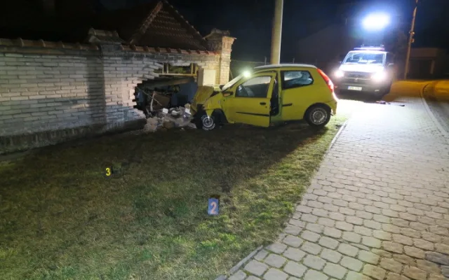 Řidič v Plzni Radčicích zdemoloval zeď domu