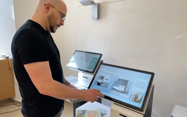 Vypůjčování i vracení knih obstarají ve vědecké knihovně Plzeňského kraje výdejní a návratové automaty
