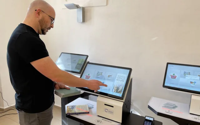 Vypůjčování i vracení knih obstarají ve vědecké knihovně Plzeňského kraje výdejní a návratové automaty