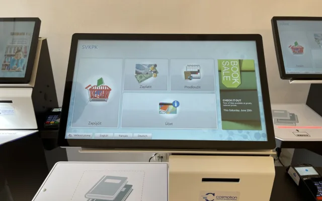 Vypůjčování i vracení knih obstarají ve vědecké knihovně Plzeňského kraje výdejní a návratové automaty