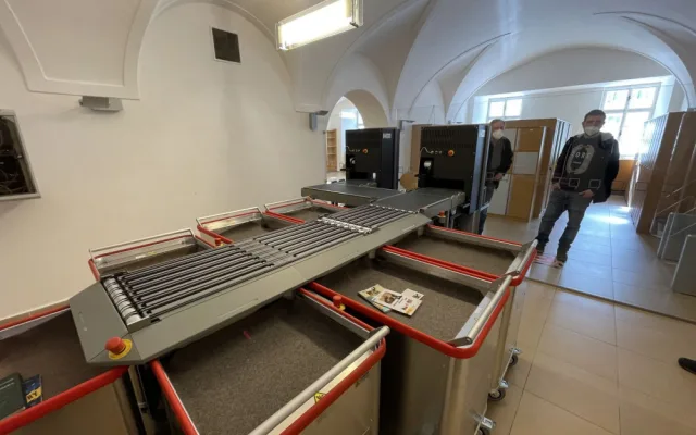 Vypůjčování i vracení knih obstarají ve vědecké knihovně Plzeňského kraje výdejní a návratové automaty