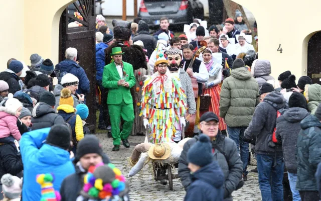 Selský dvůr U Matoušů ožil masopustní veselicí, dorazily tisícovky lidí