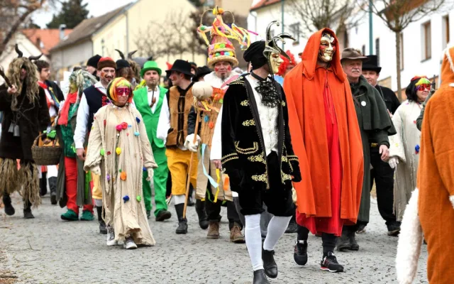 Selský dvůr U Matoušů ožil masopustní veselicí, dorazily tisícovky lidí