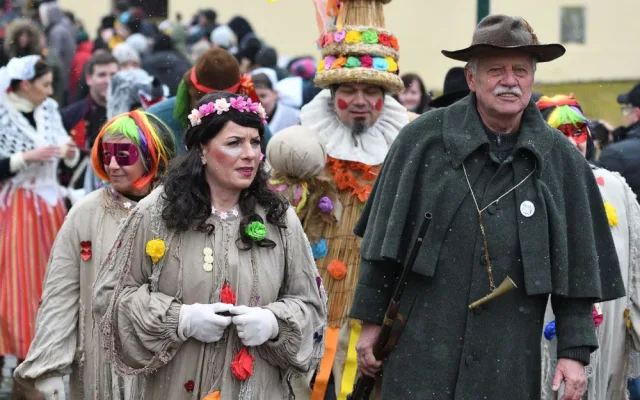 Selský dvůr U Matoušů ožil masopustní veselicí, dorazily tisícovky lidí