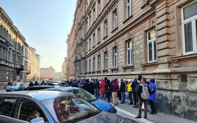Stovky uprchlíků z Ukrajiny čekají v Plzni ve frontách na víza a bydlení