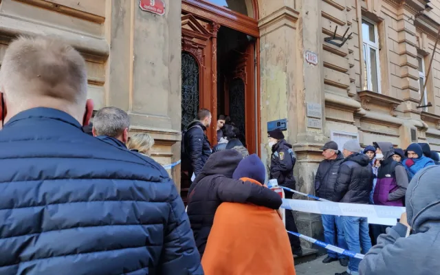 Stovky uprchlíků z Ukrajiny čekají v Plzni ve frontách na víza a bydlení