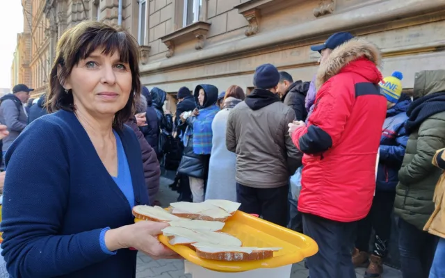 Lidem ve frontách nabízí občerstvení.