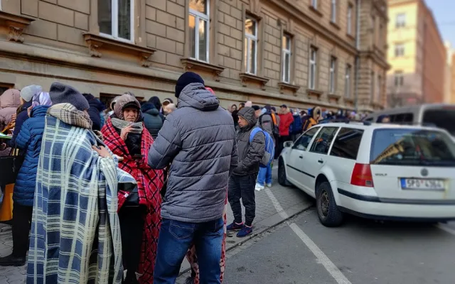 Stovky uprchlíků z Ukrajiny čekají v Plzni ve frontách na víza a bydlení