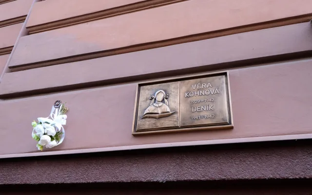 Věře Kohnové odhalili pamětní desku, dívka je díky deníku přirovnávána k plzeňské Anně Frankové