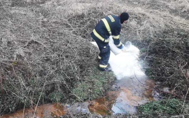 Z proražené plastové nádrže vyteklo spořivému řidiči téměř 2000 litrů nafty, způsobil ekologickou havárii