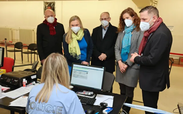 Centrum pomoci Ukrajině v Plzni navštívila zástupkyně amerického velvyslance v ČR Jennifer Bachusová