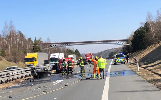 Po střetu dvou osobních automobilů na dálnici D5 jeden z vozů zcela shořel
