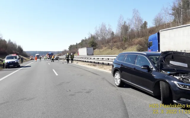 Po střetu dvou osobních automobilů na dálnici D5 jeden z vozů zcela shořel