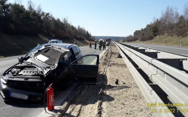 Po střetu dvou osobních automobilů na dálnici D5 jeden z vozů zcela shořel