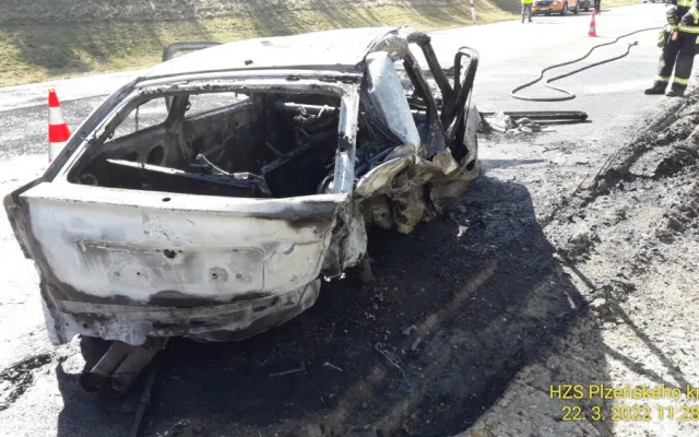 Po střetu dvou osobních automobilů na dálnici D5 jeden z vozů zcela shořel