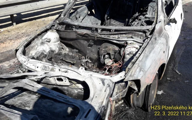 Po střetu dvou osobních automobilů na dálnici D5 jeden z vozů zcela shořel
