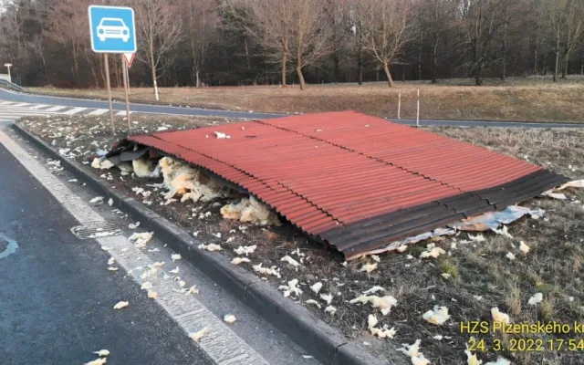 Mobilheimu ulétla za jízdy střecha, trosky se rozletěly do vzdálenosti půl kilometru