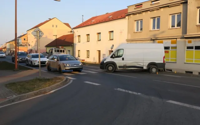 Silně opilý řidič způsobil dvě dopravní nehody, poškozené auto nechal uprostřed silnice a utekl