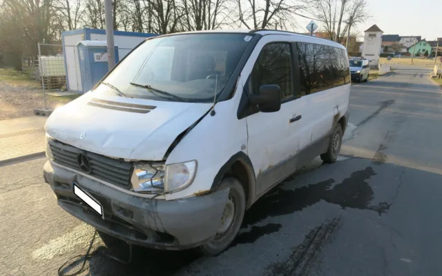Silně opilý řidič způsobil dvě dopravní nehody, poškozené auto nechal uprostřed silnice a utekl