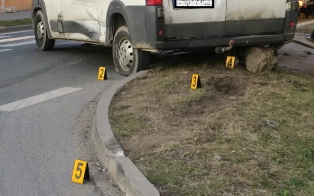Silně opilý řidič způsobil dvě dopravní nehody, poškozené auto nechal uprostřed silnice a utekl