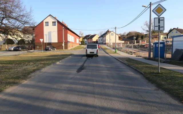 Silně opilý řidič způsobil dvě dopravní nehody, poškozené auto nechal uprostřed silnice a utekl
