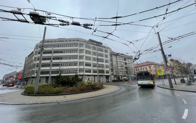 Po zákazu vjezdu aut na část Americké třídy tam zrychlila MHD. Řada motoristů ale zákaz nerespektuje