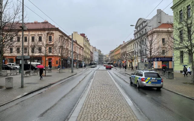 Některé řidiče neodradí ani policie v zádech a zákaz vjezdu ignorují