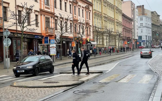 Po zákazu vjezdu aut na část Americké třídy tam zrychlila MHD. Řada motoristů ale zákaz nerespektuje