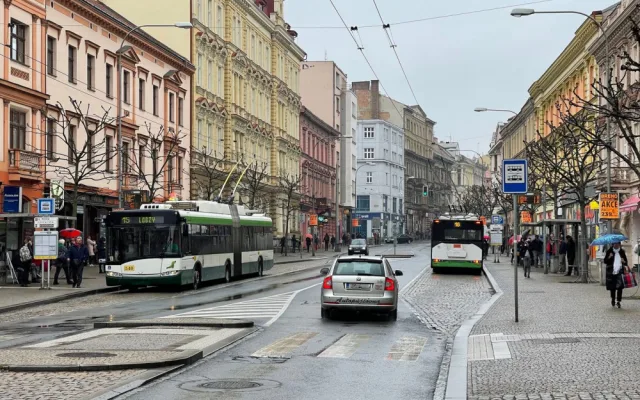 Po zákazu vjezdu aut na část Americké třídy tam zrychlila MHD. Řada motoristů ale zákaz nerespektuje
