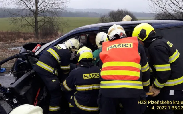 Motorista se těžce zranil po nárazu do stromu, dostal smyk na mokré silnici