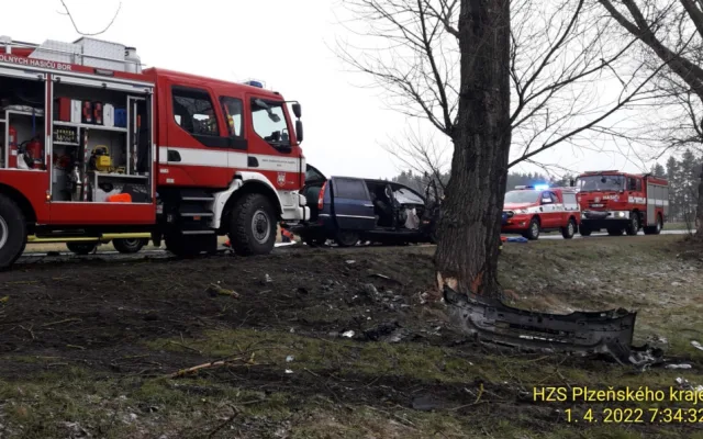Motorista se těžce zranil po nárazu do stromu, dostal smyk na mokré silnici