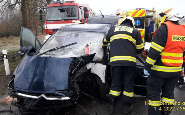Motorista se těžce zranil po nárazu do stromu, dostal smyk na mokré silnici