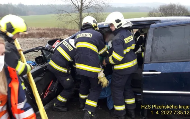 Motorista se těžce zranil po nárazu do stromu, dostal smyk na mokré silnici
