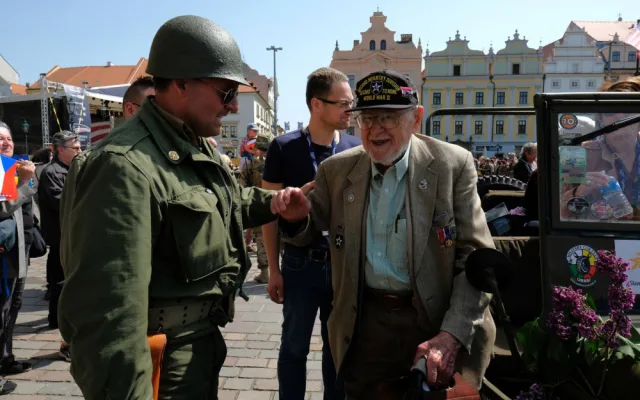 Ve věku nedožitých 97 let zemřel americký veterán James Duncan, osvoboditel Domažlic a Plzně