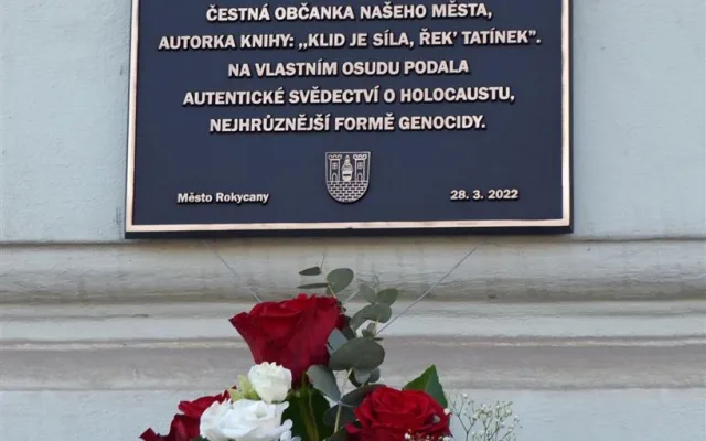 Ke kulatým narozeninám odhalili v Rokycanech Zdence Fantlové pamětní desku