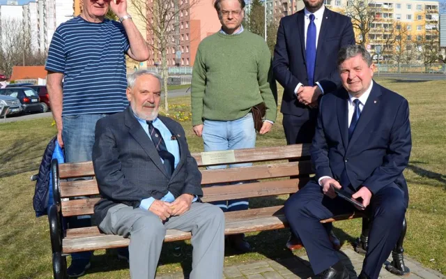 Na domě, kde s rodinou žila, ji zástupci města a Lions clubu odhalili pamětní desku. Další štítek s jejím jménem najdou lidé na lavičce v nedalekém parku.