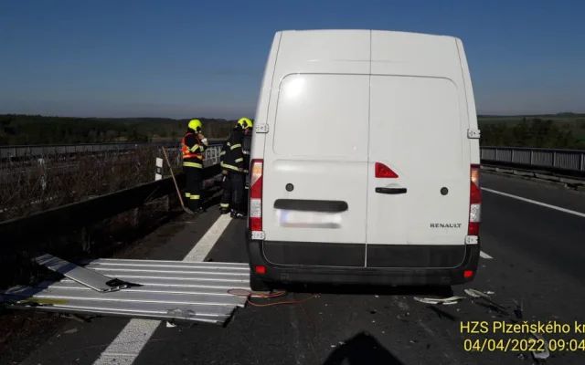 Na dálnici D5 havarovala čtyři vozidla, záchranáři do nemocnice transportovali jednoho těžce zraněného řidiče