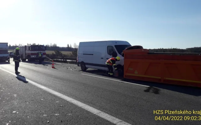 Na dálnici D5 havarovala čtyři vozidla, záchranáři do nemocnice transportovali jednoho těžce zraněného řidiče