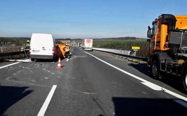 Na dálnici D5 havarovala čtyři vozidla, záchranáři do nemocnice transportovali jednoho těžce zraněného řidiče