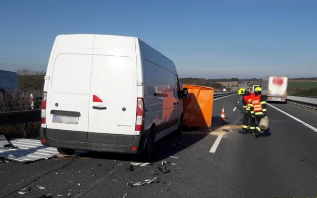 Na dálnici D5 havarovala čtyři vozidla, záchranáři do nemocnice transportovali jednoho těžce zraněného řidiče