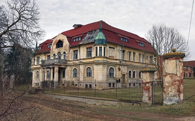 Zchátralý zámek v Chrančovicích
