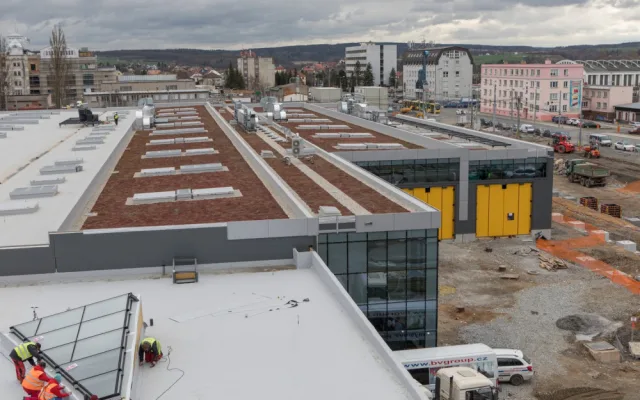 Zde vzniká největší zelená střecha v ČR
