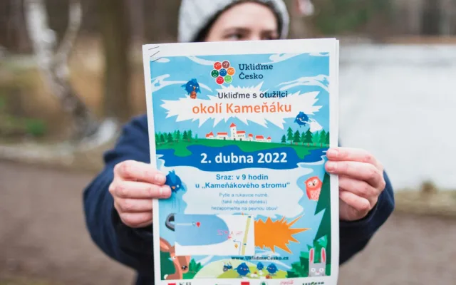 Do boje s odpadky u rybníku Kameňák vyrazili místo teambuildingu zaměstnanci e-shopu Hawaj.cz