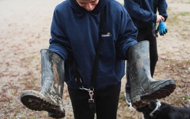 Do boje s odpadky u rybníku Kameňák vyrazili místo teambuildingu zaměstnanci e-shopu Hawaj.cz