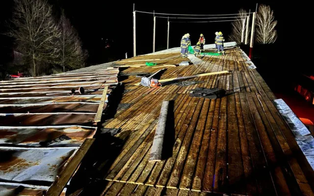 Vítr poškodil ve Všerubech střechu na garáži, foto: Jiří Beran/ Hasiči městyse Všeruby