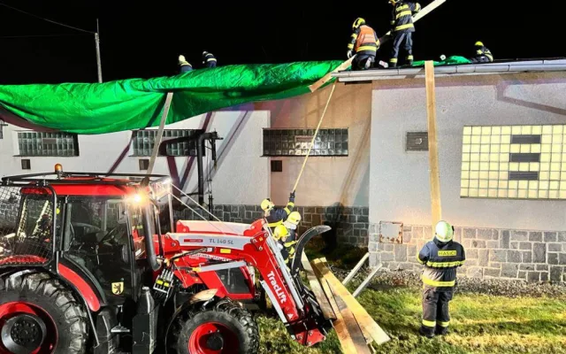 Vítr poškodil ve Všerubech střechu na garáži, foto: Jiří Beran/ Hasiči městyse Všeruby